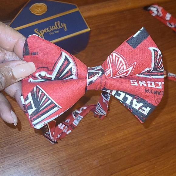 Red Falcons Bow Tie - Picture 2 of 12
